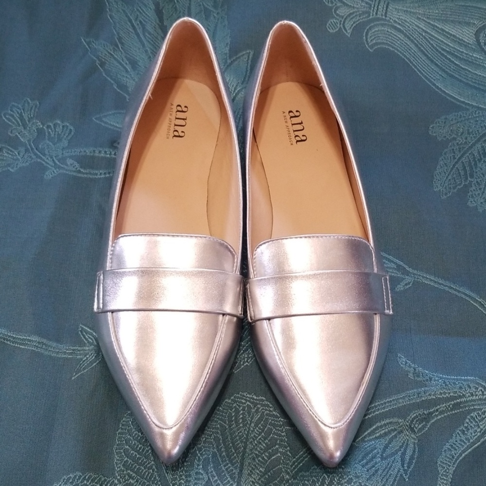 NWOT Stylish Silver Flats - Picture 2 of 8
